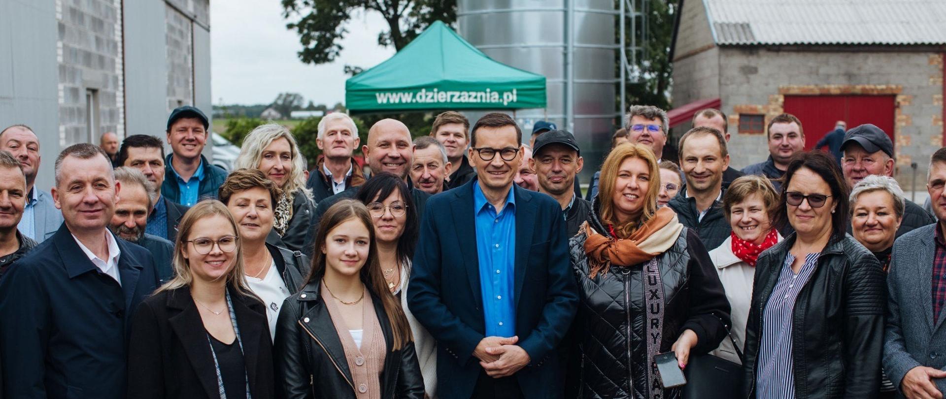 Premier Mateusz Morawiecki podczas wizyty w gospodarstwie rolnym w Sarnowo Góry