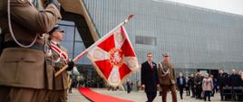 Premier Mateusz Morawiecki składa kwiaty przed tablicą Pamięci Żołnierzy Okręgu Armii Krajowej Warszawa-Miasto z okazji 80. rocznicy wybuchu powstania w getcie warszawskim.