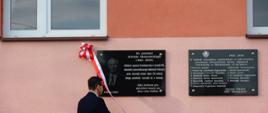 Premier Mateusz Morawiecki podczas uroczystego odsłonięcia tablicy upamiętniającej śp. Kornela Morawieckiego w Nawarzycach.