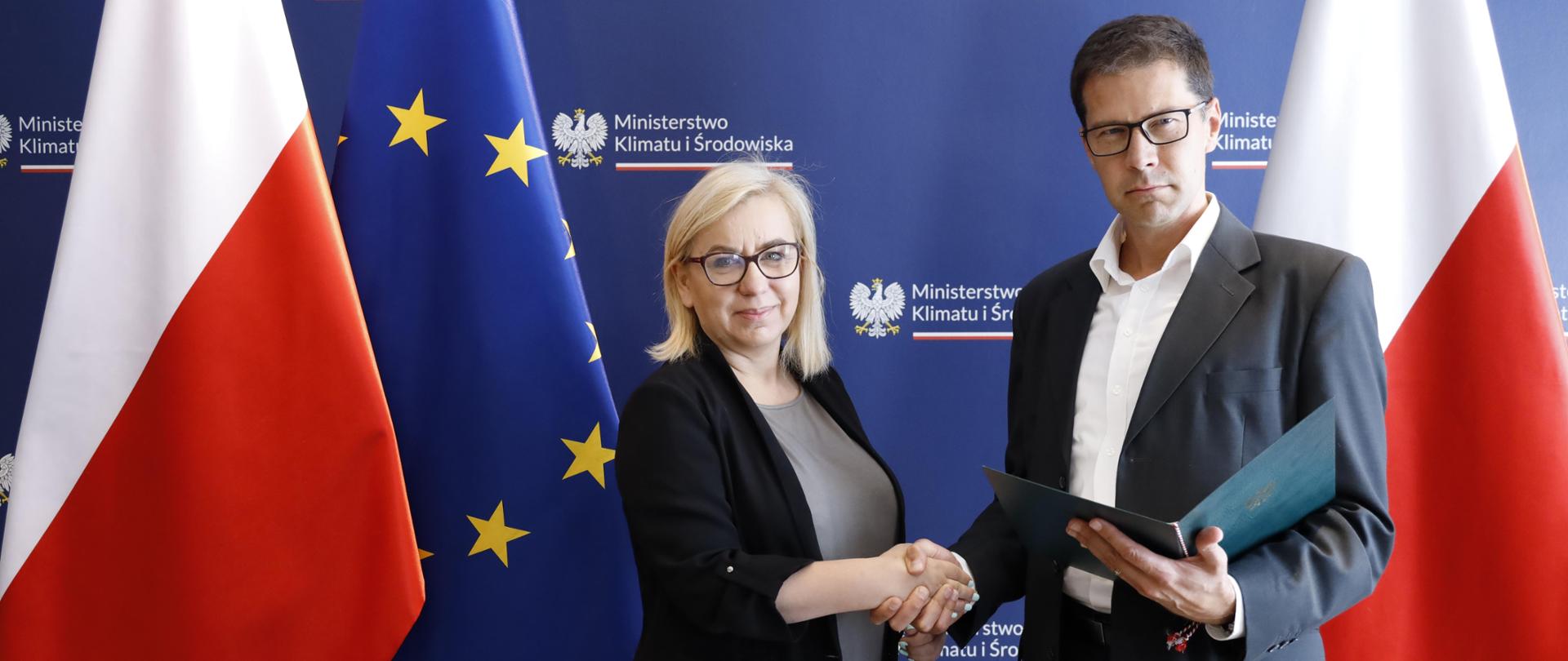 Minister Paulina Hennig-Kloska wręczyła nominację Markowi Bodyłowi - dyrektorowi Biura Nasiennictwa Leśnego