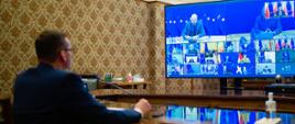 Widok zza premiera na trwającą wideokonferencję.