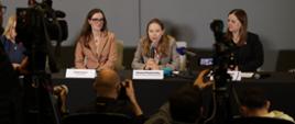 Na zdjęciu minister funduszy i polityki regionalnej Katarzyna Pełczyńska-Nałęcz w towarzystwie innych uczestników spotkania