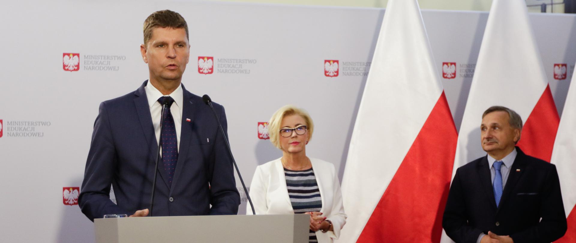 Ministerstwo Edukacji Narodowej przekaże 3 tys. tabletów z dostępem do internetu 120 wybranym szkołom. Konferencja prasowa ministra edukacji. 