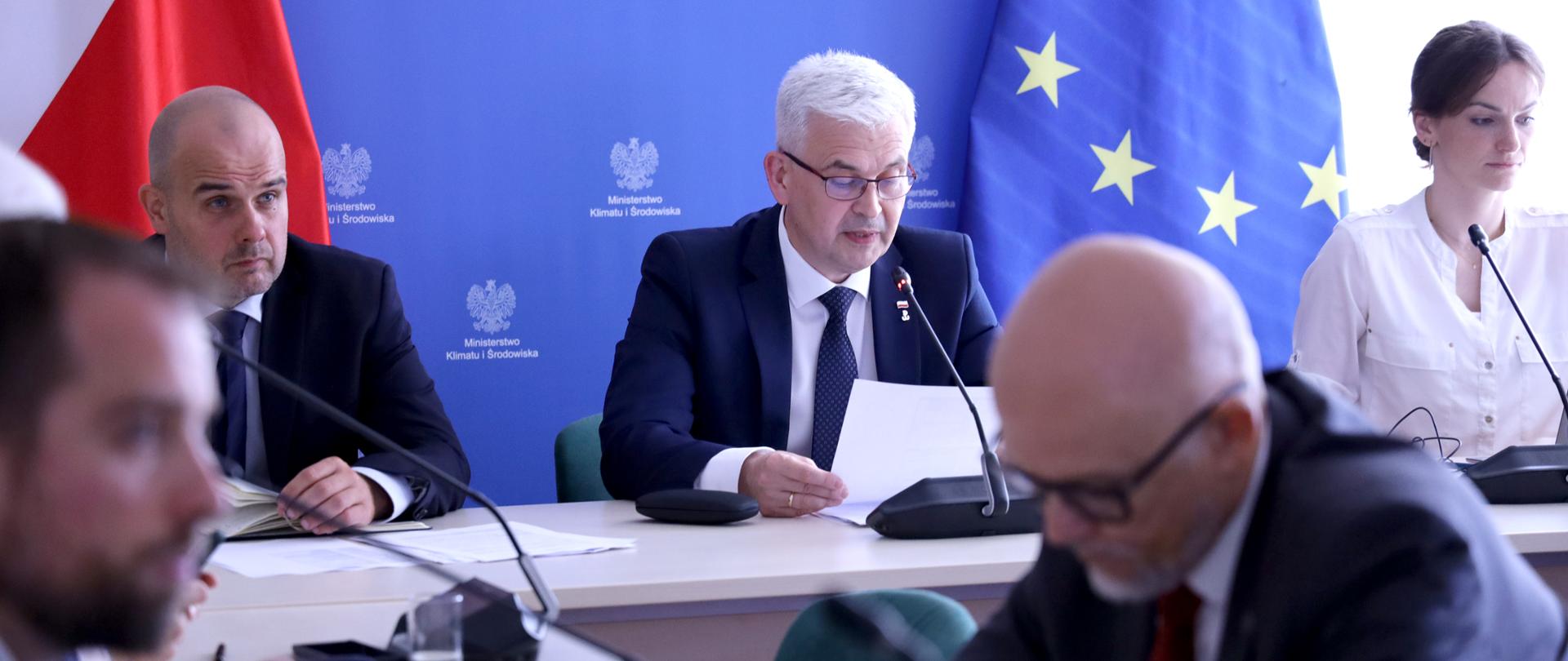 Minister Ireneusz Zyska podczas Posiedzenia Komitetu Sterującego Programu Rozwoju Elektromobilności