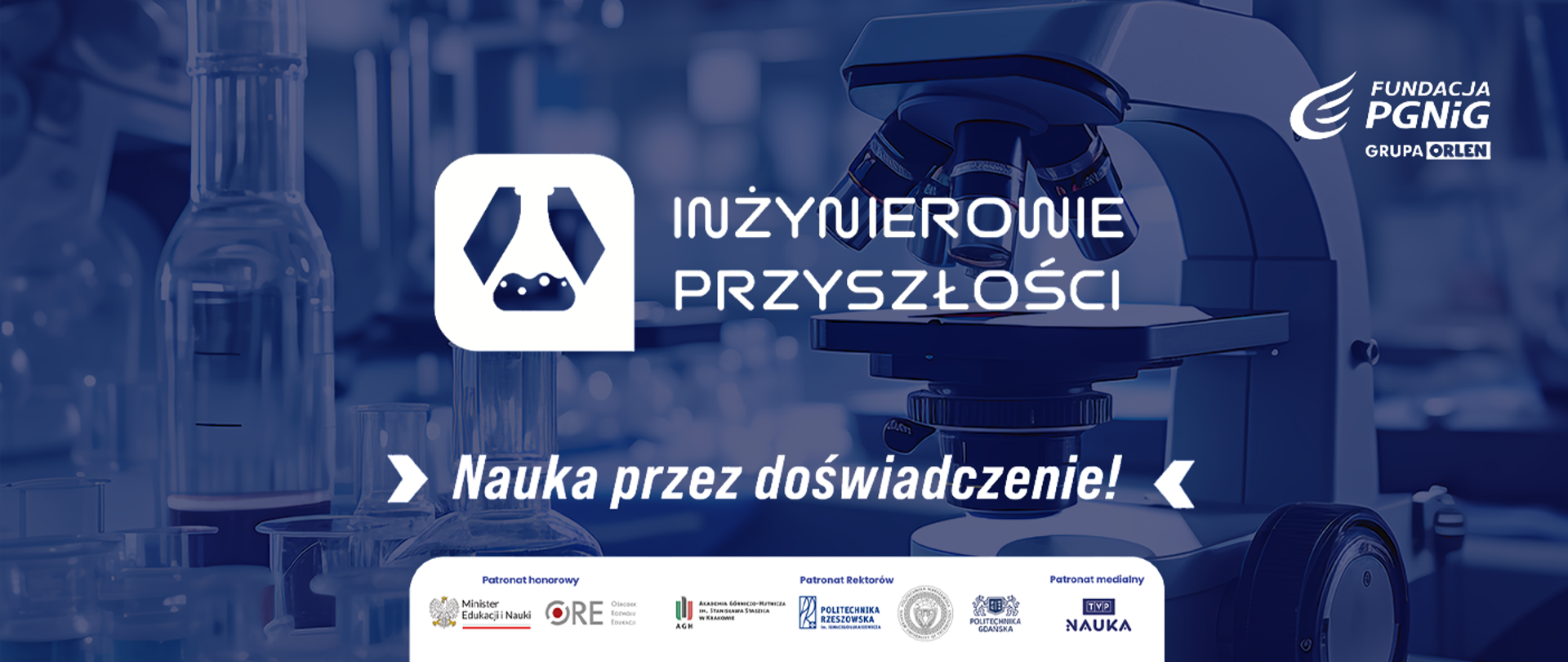 Na niebieskim tle z mikroskopem napis: Inżynierowie Przyszłości. Nauka przez doświadczenie.