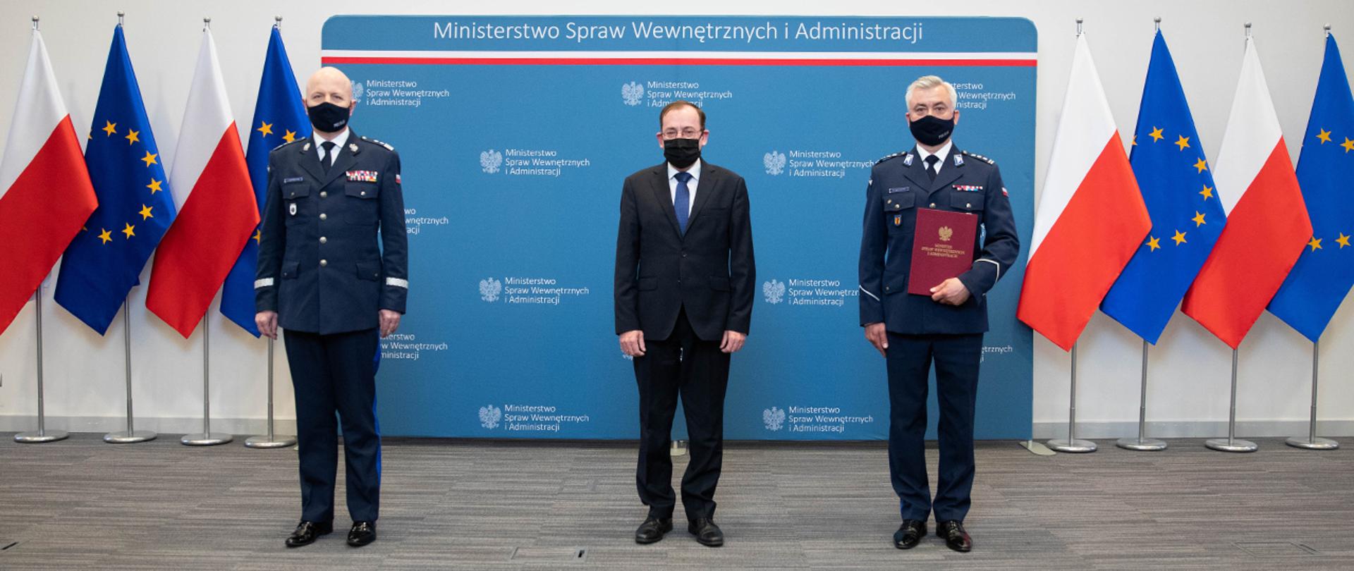 Minister Mariusz Kamiński, komendant główny policji gen. insp. Jarosław Szymczyk oraz nowy komendant wojewódzki Policji w Rzeszowie insp. Dariusz Matusiak.