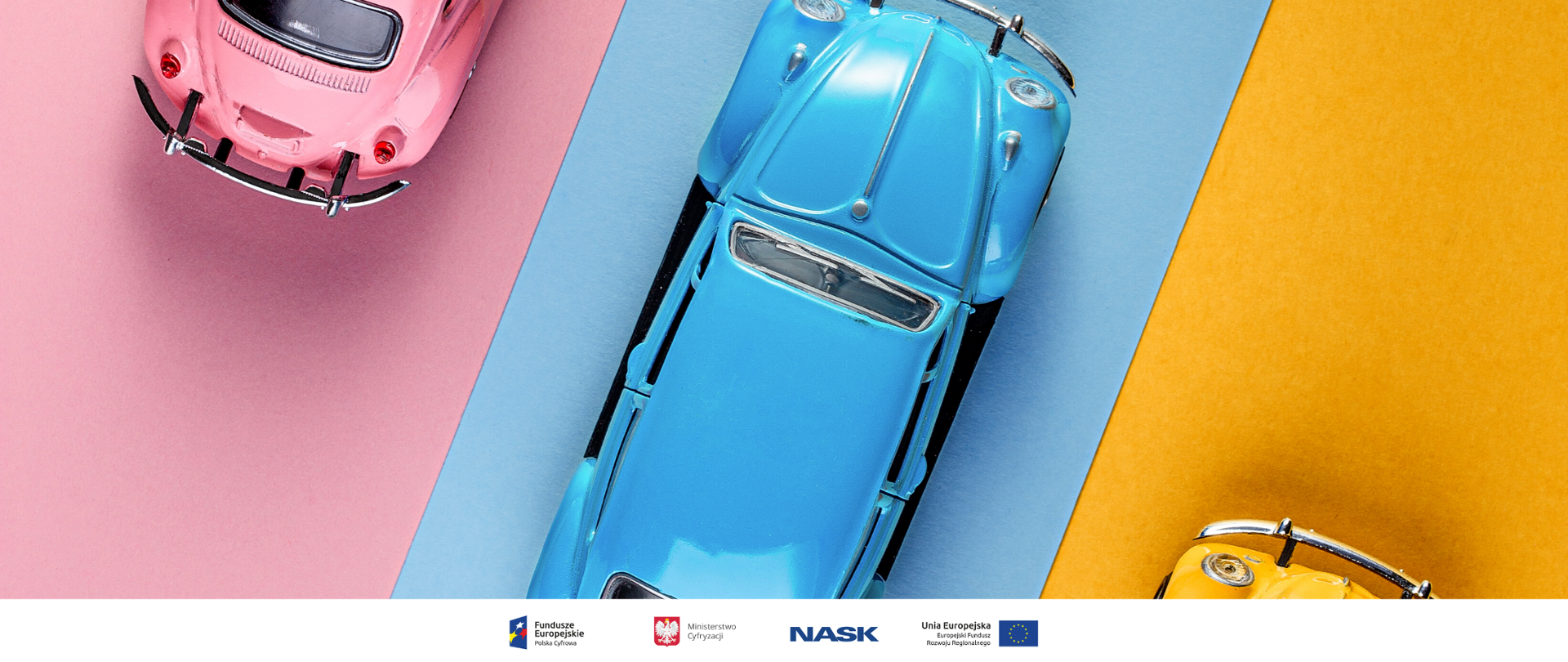 Trzy samochody volkswagen beetle. Jeden żółty, drugi niebieski, trzeci różowy.