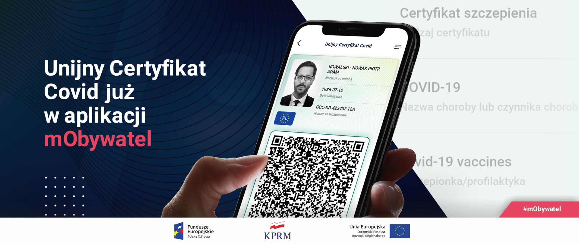 Biało-granatowa grafika. Na pierwszym planie trzymamy w dłoniach smartfon, na ekranie którego wyświetla się dostępny w aplikacji mObywatel Unijny Certyfikat COVID. Obok, z lewej strony, tekst: Unijny Certyfikat Covid już w aplikacji mObywatel.
