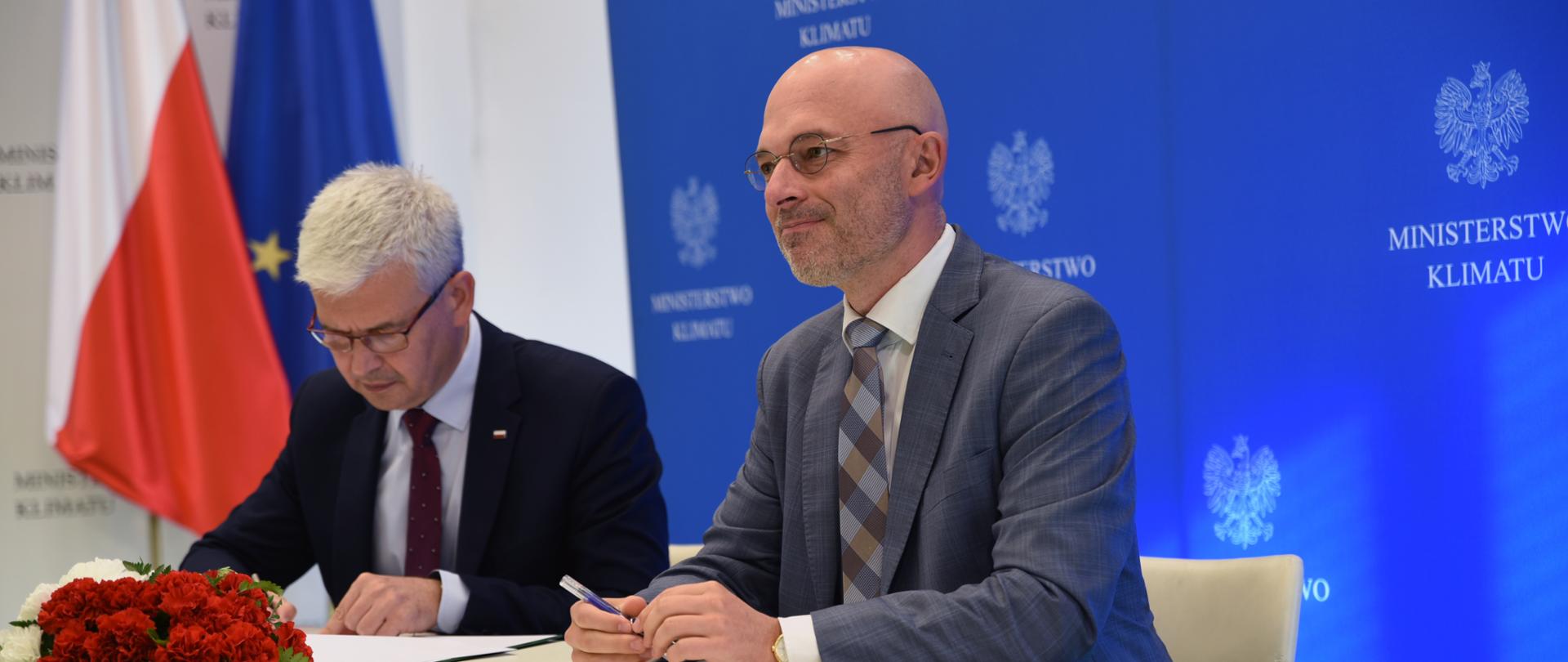 Minister klimatu Michał Kurtyka oraz wiceminister klimatu Ireneusz Zyska podczas podpisania Listu intencyjnego o ustanowieniu partnerstwa na rzecz rozwoju przemysłu fotowoltaicznego