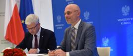Minister klimatu Michał Kurtyka oraz wiceminister klimatu Ireneusz Zyska podczas podpisania Listu intencyjnego o ustanowieniu partnerstwa na rzecz rozwoju przemysłu fotowoltaicznego