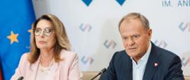 Premier Donald Tusk z Marszałek Senatu RP Małgorzatą Kidawą-Błońską przy stole z przedstawicielami mediów w Centrum Dialogu