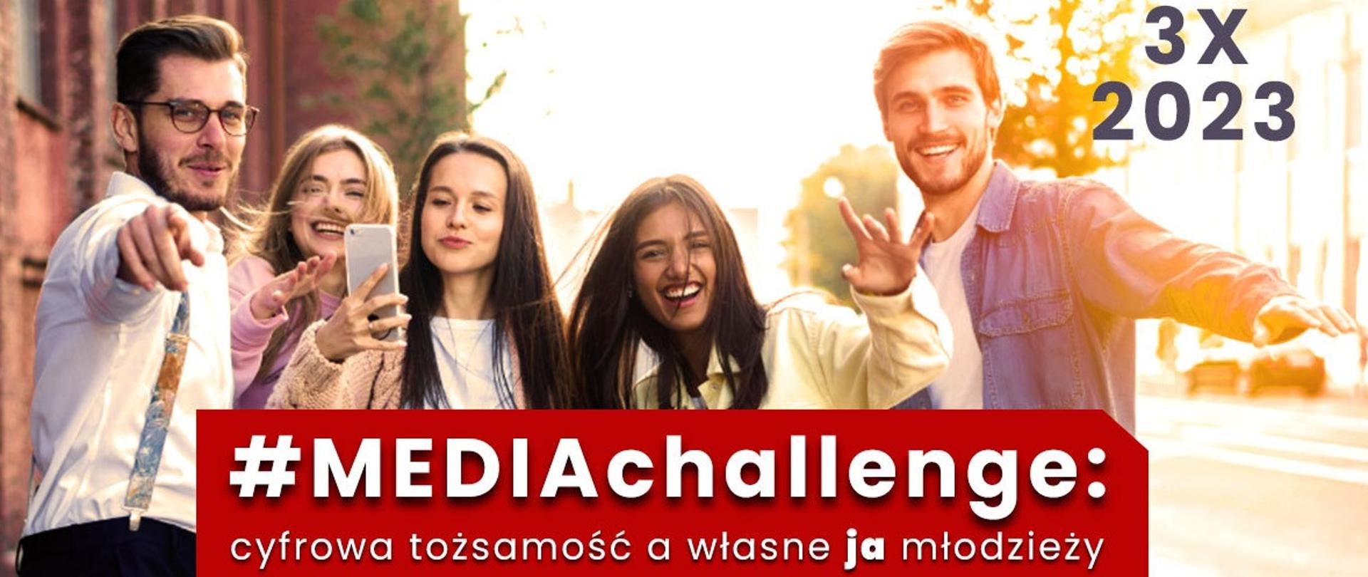 Kilkoro uśmiechniętych młodych ludzi i napis #MEDIAchallenge: cyfrowa tożsamość a własne ja młodzieży.