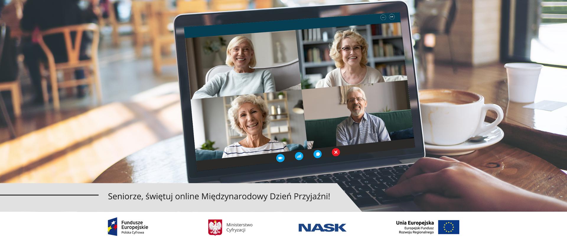 Zdjęcie ekranu laptopa, na którym cztery dojrzałe osoby uczestniczą w wideorozmowie.