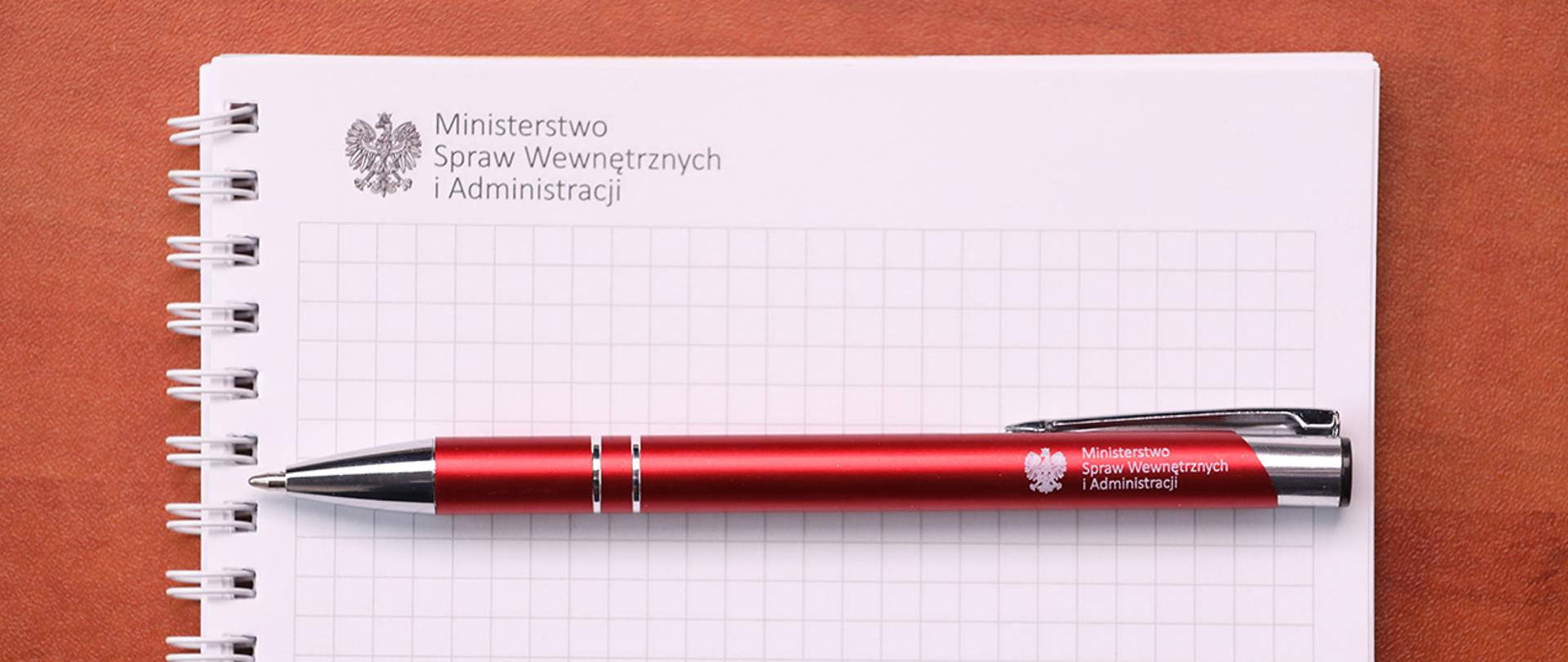 Notes MSWiA z leżącym na nim długopisem MSWiA