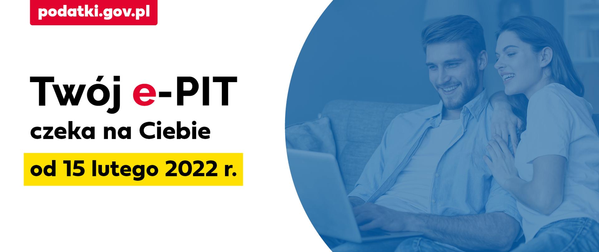Napis po lewej stronie Twój e-PIT czeka na Ciebie od 15.02.2022 r a po prawej młoda uśmiechnięta para wpatrzona w laptopa. 