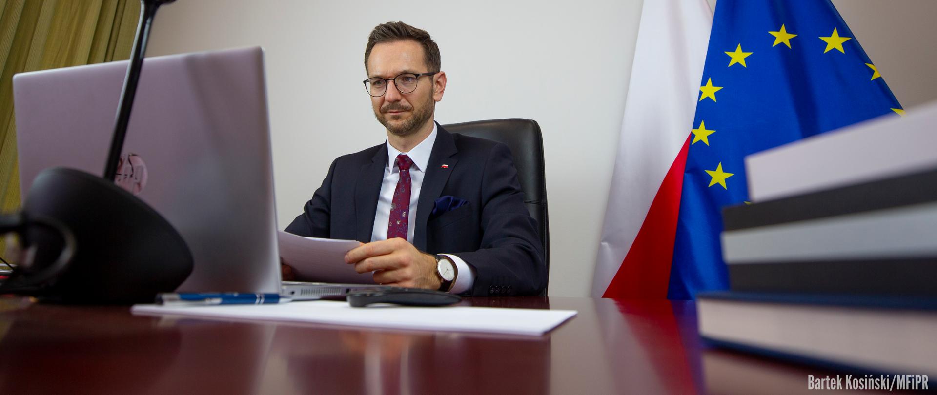wiceminister Waldemar Buda za pośrednictwem komputera łączy się z uczestnikami konferencji