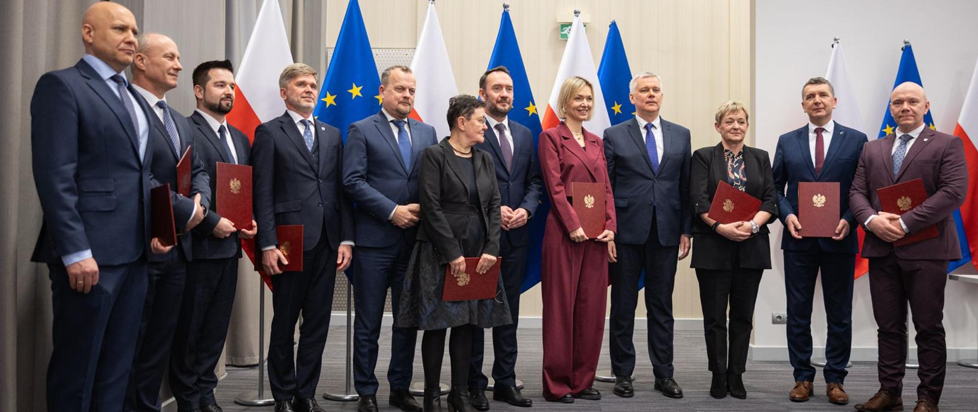Wspólne zdjęcie ministra Tomasza Siemoniaka oraz uczestników uroczystości 