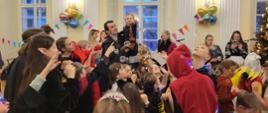Bal karnawałowy w Ambasadzie RP w Pradze – dzieci bawią się bąbelkami