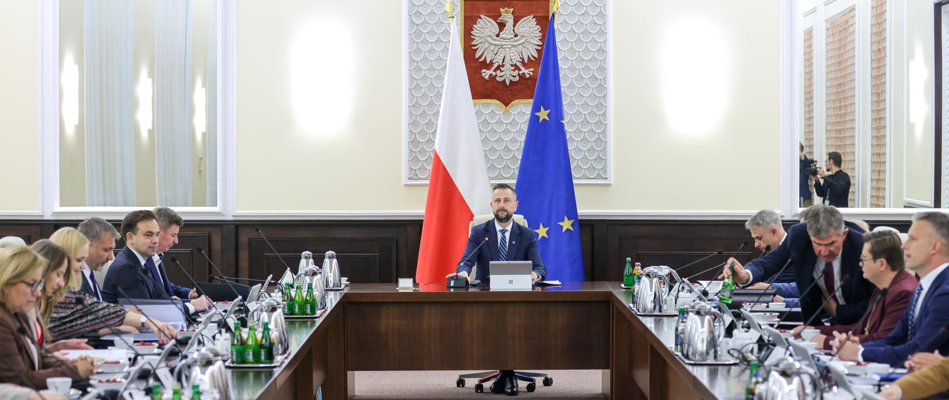 Posiedzenie Rady Ministrów 19 sierpnia 2025 r. prowadzone przez Wicepremiera, Ministra Obrony Narodowej Władysława Kosiniaka-Kamysza. Po lewej i prawej stronie siedzą ministrowie.