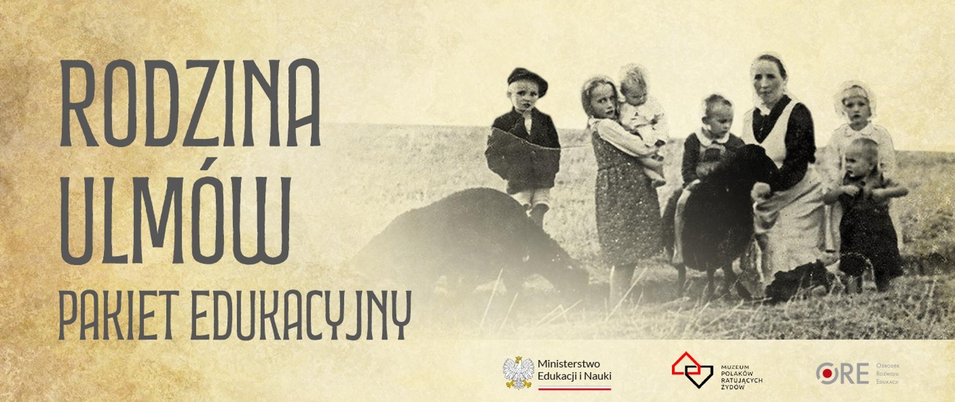 Grafika - stare monochromatyczne, szaro-żółtawe zdjęcie rodziny na polu, obok napis Rodzina Ulmów - pakiet edukacyjny.