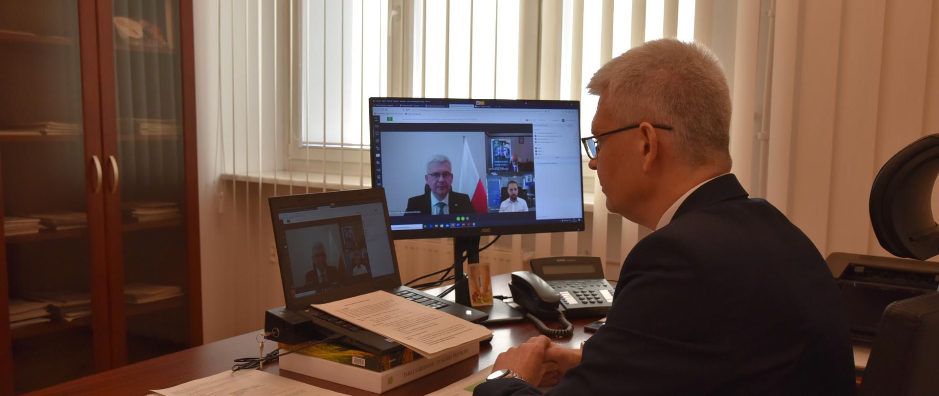 Wiceminister klimatu, pełnomocnik rządu ds. OZE Ireneusz Zyska uczestniczył w webinarium dot. ułatwień prawnych dla elektromobilności
