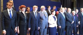 Reprezentanci Ministerstw stoją w rzędzie