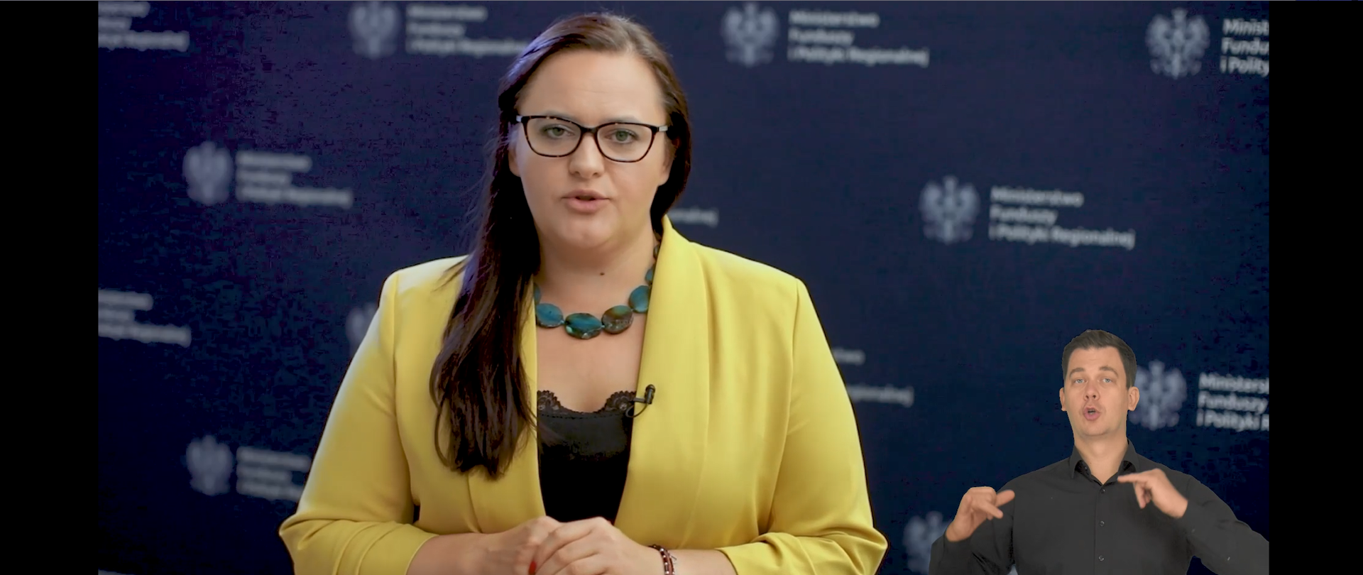 minister Małgorzata Jarosińska-Jedynak i tłumacz Polskiego Języka Migowego