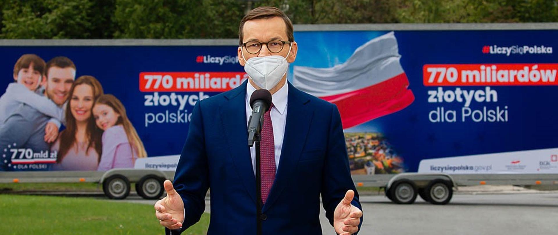 Premier na tle napisu 770 mld zł dla Polski.