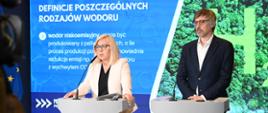 Minister klimatu i środowiska Paulina Hennig-Kloska oraz wiceminister Krzysztof Bolesta podczas konferencji prasowej dot. prawa wodorowego