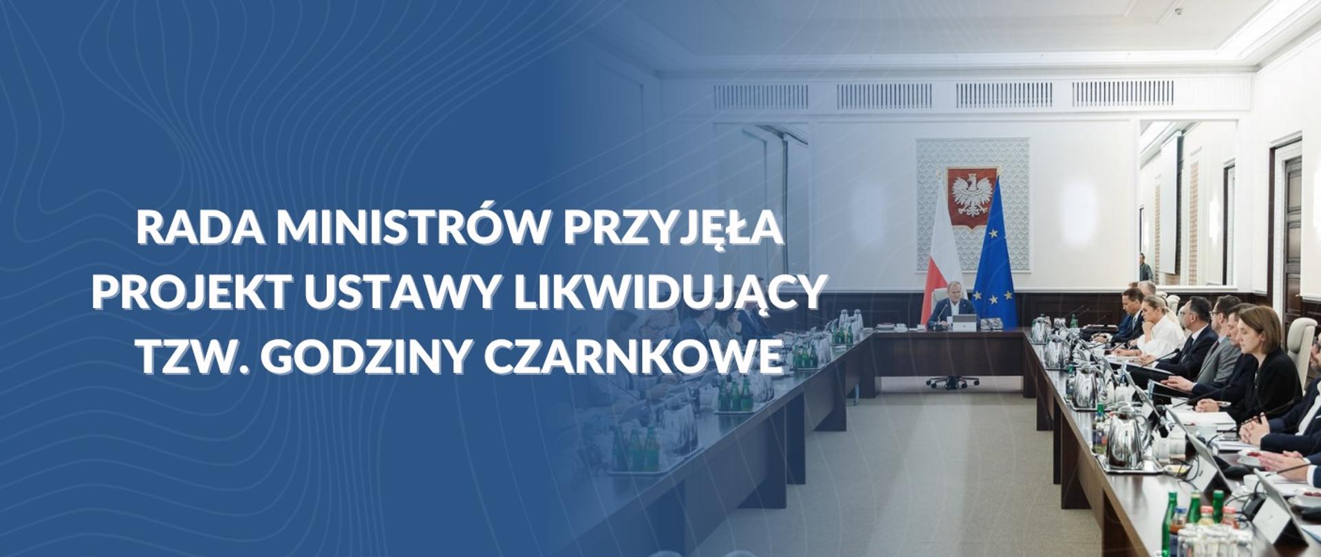 Po lewej stronie granatowe tło z białym napisem Rada Ministrów przyjęła projekt ustawy likwidujący tzw. godziny Czarnkowe. Po prawej, fragment zdjęcia z Rady Ministrów. 