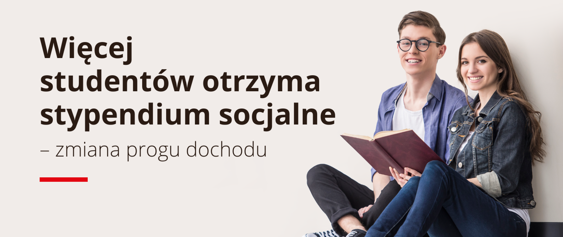 Grafika - na białym tle dwoje siedzących studentów z książką i napis Więcej studentów otrzyma stypendium socjalne - zmiana progu dochodu.