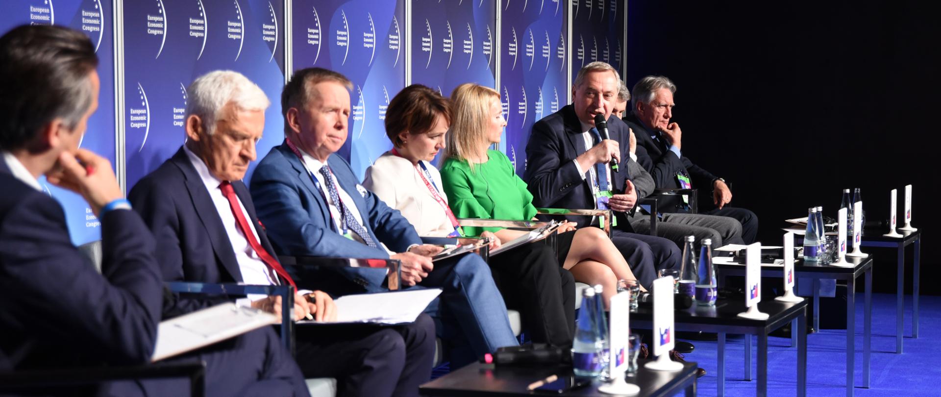 minister Henryk Kowalczyk i uczestnicy debaty