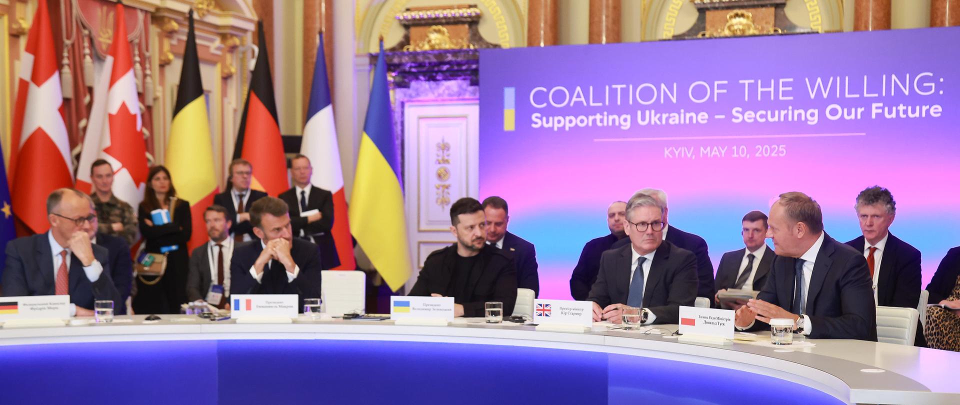 2025.05.10 Spotkanie liderów państw w ramach „Koalicji chętnych” - przy stole Kanclerz Niemiec Friedrich Merz, Prezydent Francji Emmanuel Macron, Prezydent Ukrainy Wołodymir Zełenski, Premier Wielkiej Brytanii Keir Starmer oraz Premier Polski Donald Tusk
