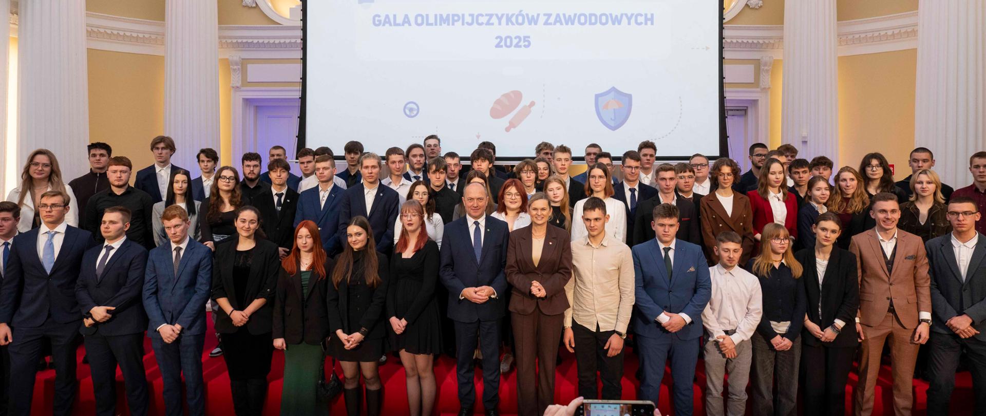 Na zdjęciu są Minister Edukacji Barbara Nowacka, Sekretarz stanu Henryk Kiepura oraz wszyscy olimpijczycy. 