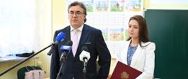 Profesor Robert Rejdak oraz rzecznik MEiN Adrianna Całus stoją podczas briefingu prasowego.