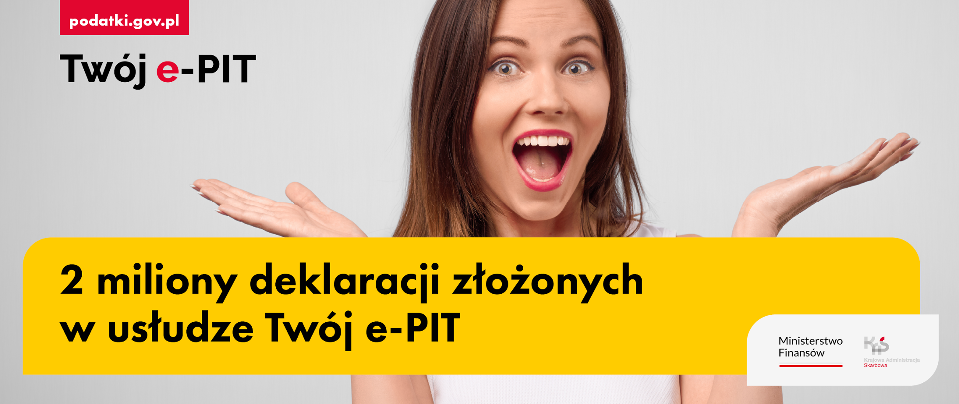 Uśmiechnięta kobieta z rozłożonymi dłońmi. 2 miliony deklaracji złożonych w usłudze Twój e-PIT