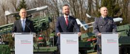19 marca 2026 r. w Warszawie, wicepremier - minister obrony narodowej Władysław Kosiniak-Kamysz oraz sekretarz stanu w MON Cezary Tomczyk, wzięli udział w podpisaniu umowy powołującej Ośrodek Systemów Autonomicznych (OSA). Ośrodek będzie działał jako centrum naukowo-przemysłowe tworzone przez wojskowe instytuty badawcze, Instytut Badawczy IDEAS oraz Polską Grupę Zbrojeniową S.A., z Instytutem Technicznym Wojsk Lotniczych jako liderem. Fot. Krzysztof Gumul/WCEO