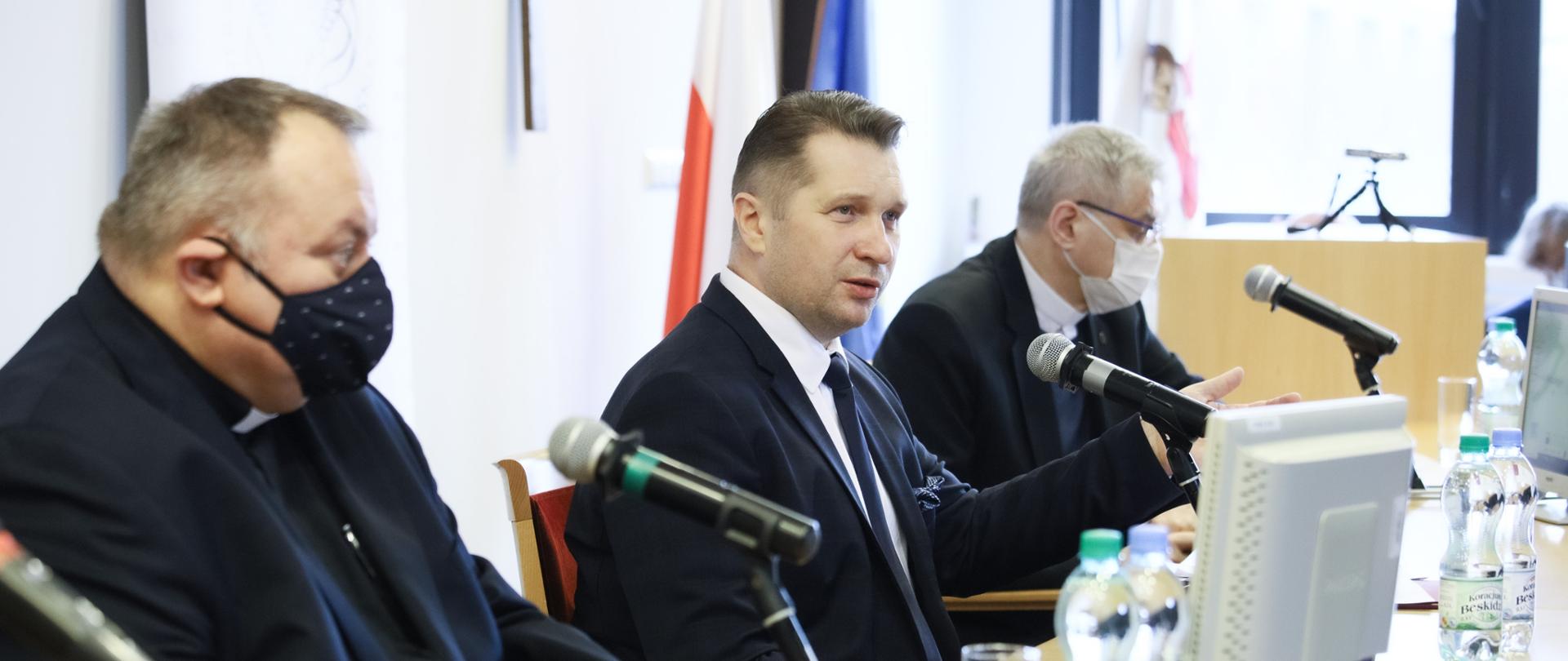 Zdjęcie z konferencji na UKSW dotycząca pomocy humanitarnej z udziałem Ministra Edukacji i Nauki