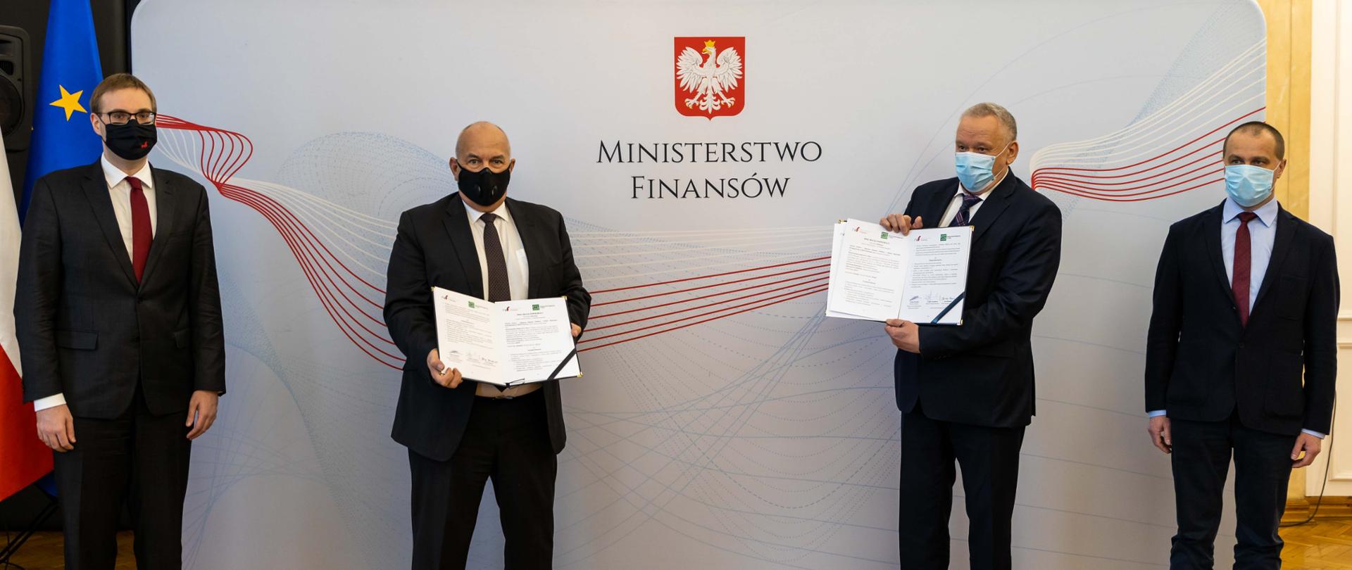 Minister Finansów Tadeusz Kościński, minister Jan Sarnowski oraz przedstawiciele zarządu Stowarzyszeniem Księgowych w Polsce