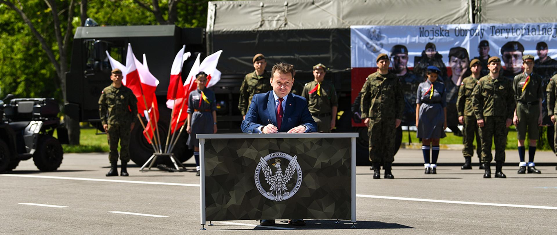 Minister M.Błaszczak podpisuje decyzję o wspieraniu przez WOT organizatorów dziecięcego wypoczynku w letnie wakacje