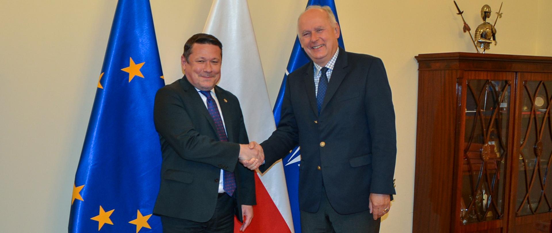 18 czerwca br., sekretarz stanu w MON Paweł Zalewski spotkał się z ambasadorem Rumunii w Polsce Cosminem Onisii.
