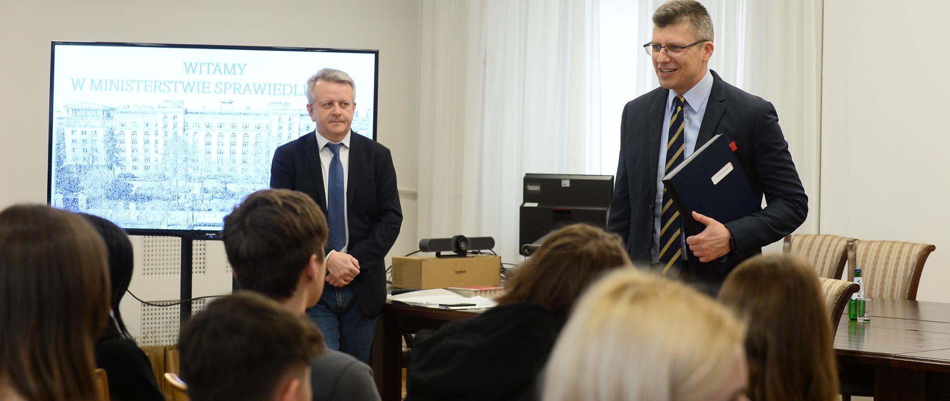 Uczniowie z I Liceum Ogólnokształcące im. Komisji Edukacji Narodowej w Stalowej Woli na warsztatach „Przygody z Paragrafem” w siedzibie Ministerstwa Sprawiedliwości w Warszawie