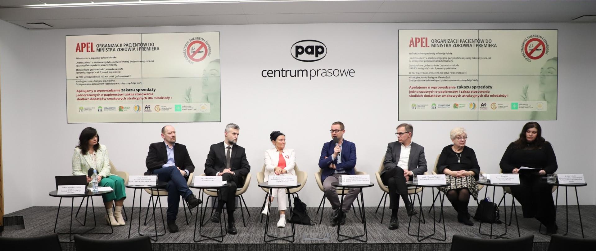 Na zdj. m.in. dyr. Dariusz Poznański z Departamentu Zdrowia Publicznego MZ.