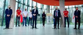 Widok na trwającą konferencję prasową.