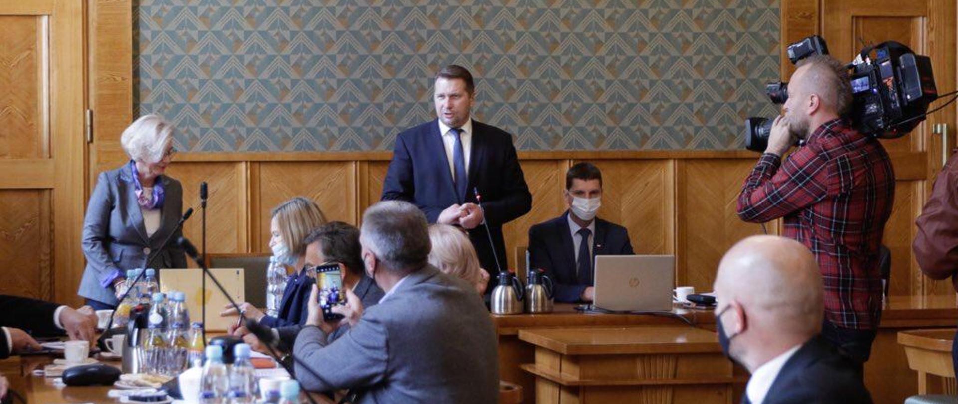 Spotkanie ze związkami zawodowymi w siedzibie MEiN Minister Przemysław Czarnek przemawia do zgromadzonych, w spotkaniu uczestniczy minister Marzena Machałek i minister Dariusz Piontkowski