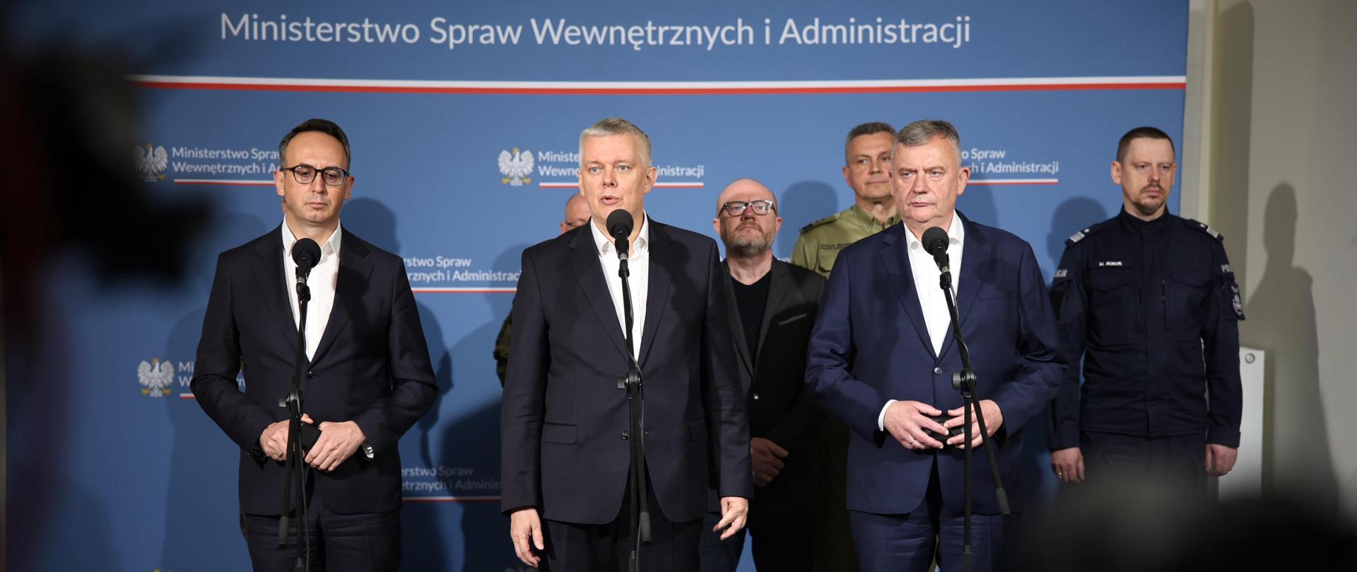 Sztab kryzysowy z udziałem ministra Tomasza Siemoniaka, ministra infrastruktury Dariusza Klimczaka oraz wiceministra obrony narodowej Pawła Bejdy