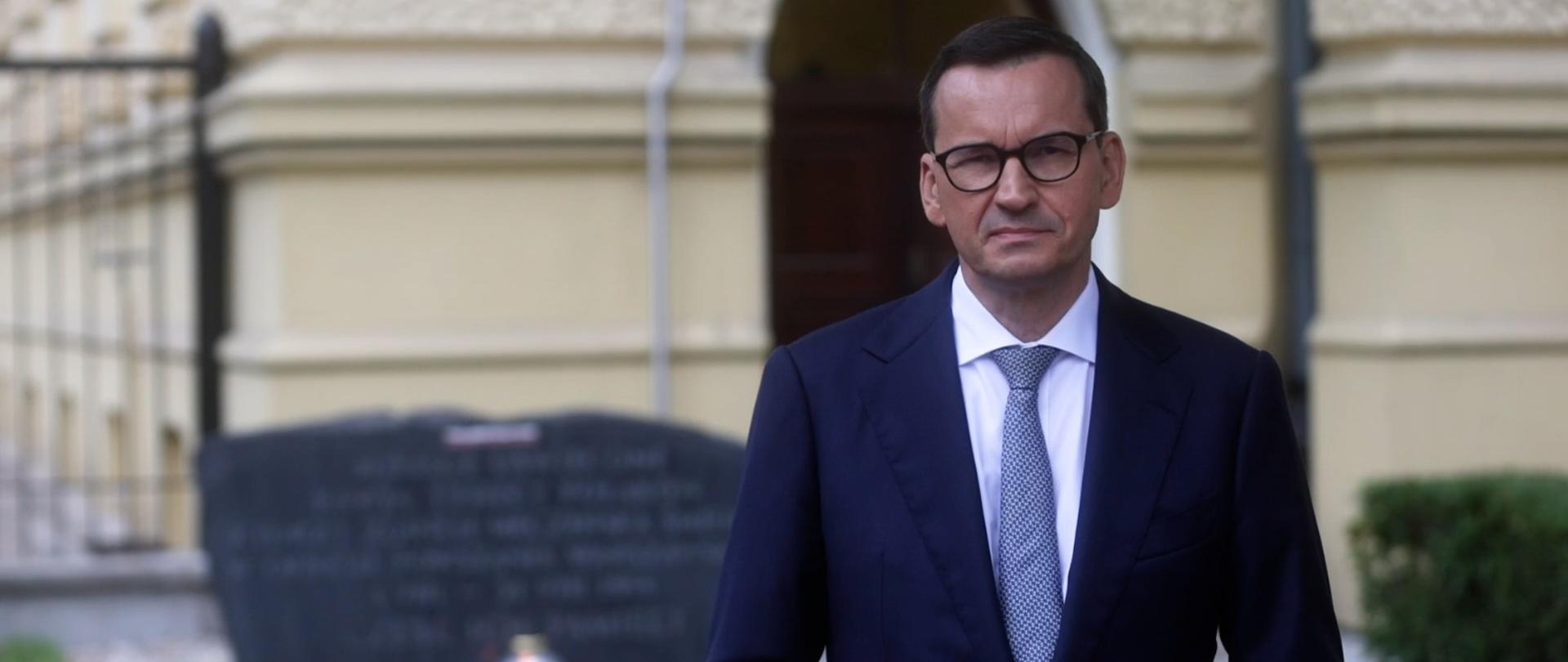 Premier Mateusz Morawiecki przed KPRM.