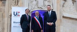 Trzech wiceministrów ds. cyfryzacji Unii Europejskiej stoi koło siebie. 