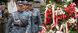 Dwóch mężczyzn i kobieta w szarych historycznych mundurach idą po placu, za nimi wielkie bukiety biało-czerwonych kwiatów.