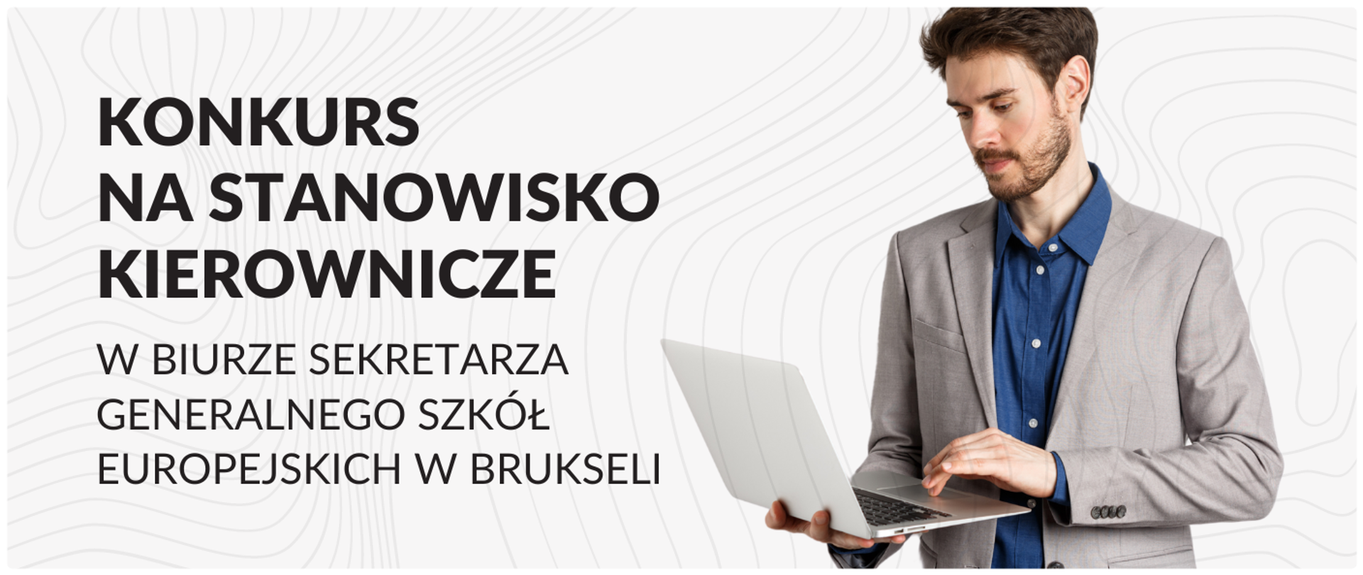 Grafika: mężczyzna w marynarce trzyma w ręku otwartego laptopa. Po lewej stronie napis: Konkurs na stanowisko kierownicze w Biurze Sekretarza Generalnego Szkół Europejskich w Brukseli